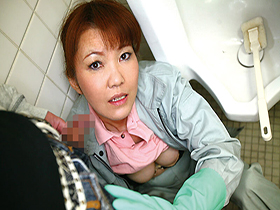 掃除婦の美熟女に勃起チ○コ見せたらその場で抜かれた4時間　サンプル画像11